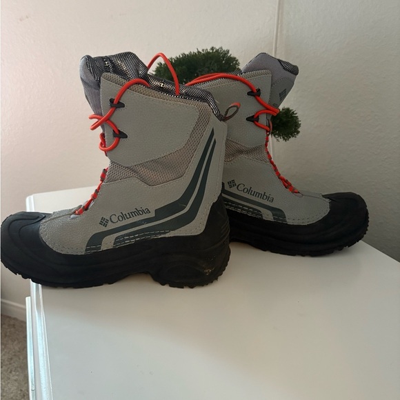 Columbia' Black and Gray Snow Boots with Red Accents - Picture 2 of 5